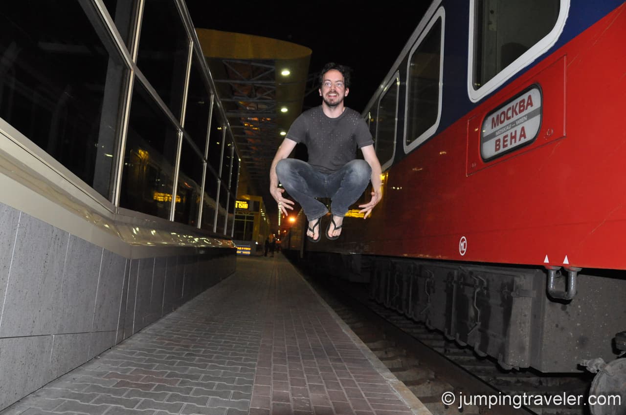 Jumping in front of the Vienna > Moscow wagon in Minsk