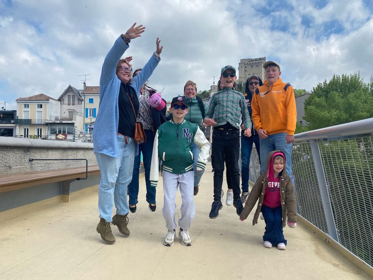 Jumping in Crest, on the bridge over the Drôme