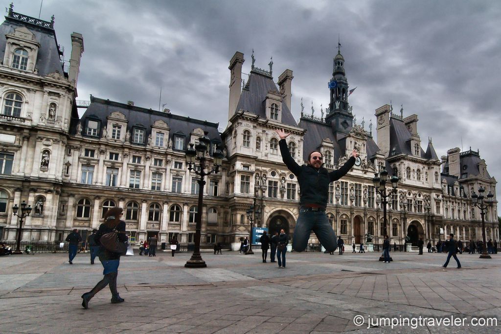 Jumping in la Place de l'Hôtel de Ville