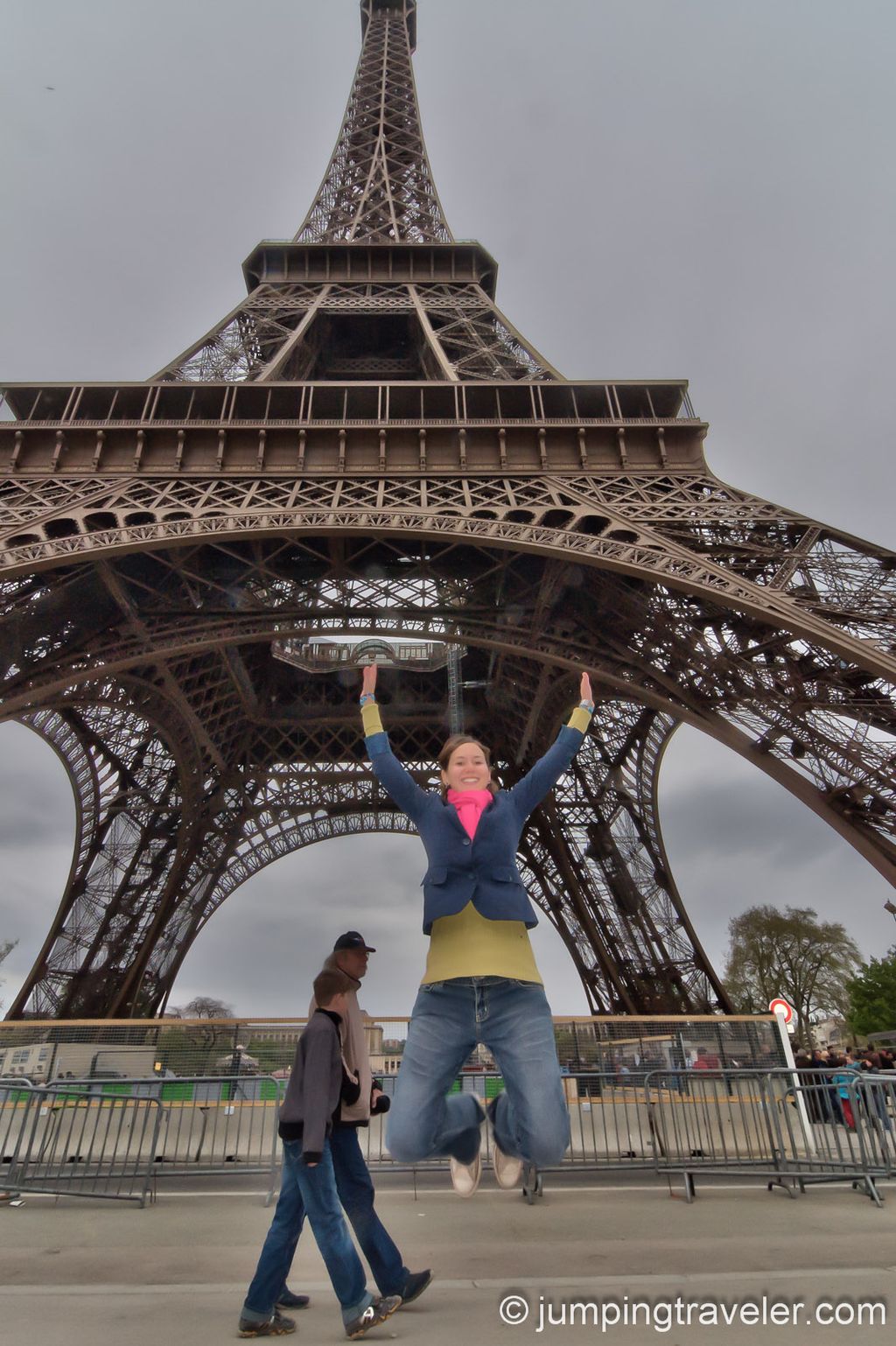 Jumping under la Tour Eiffel